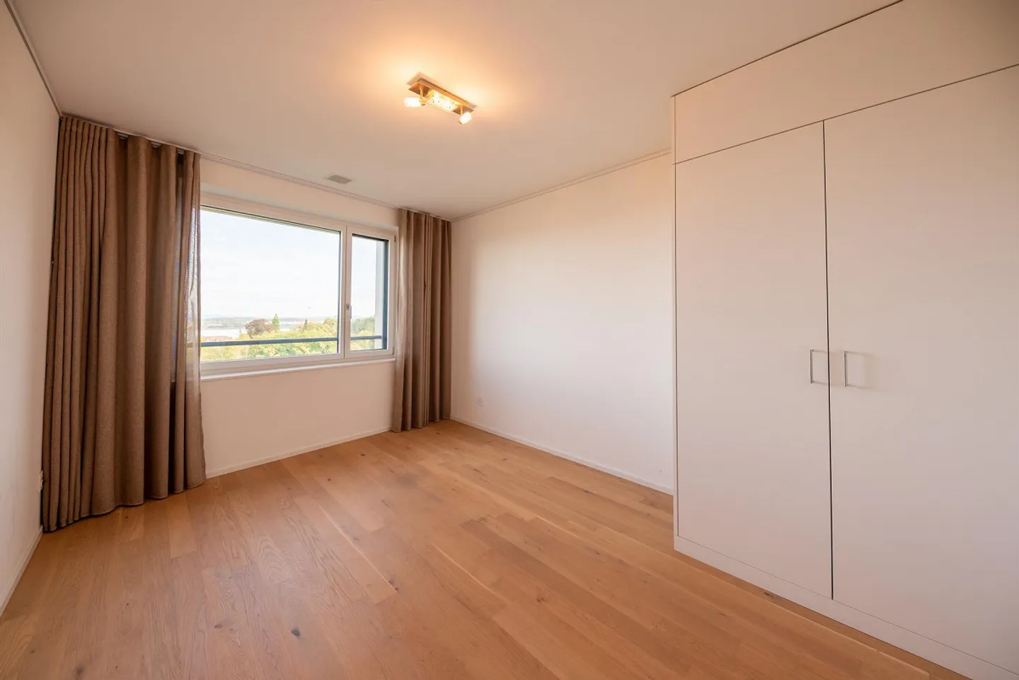 3.5 Room Apartment with Panoramic Lake View - Photo 6 of 10