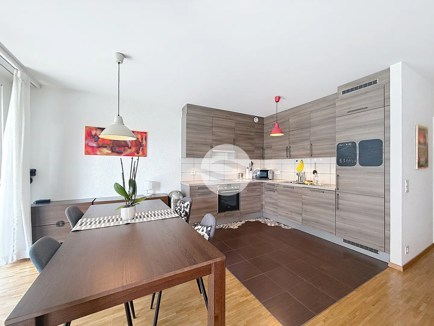 Appartement moderne avec grande terrasse - Photo 2 sur 9