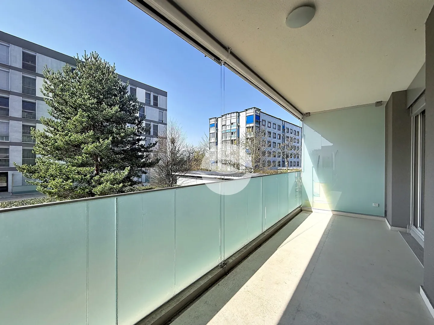 Appartement moderne avec grande terrasse - Photo 8 sur 9