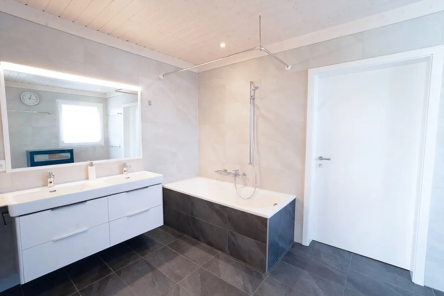 Una casa progettata per la famiglia - grande terreno di 860 m2 - Foto 5 di 7