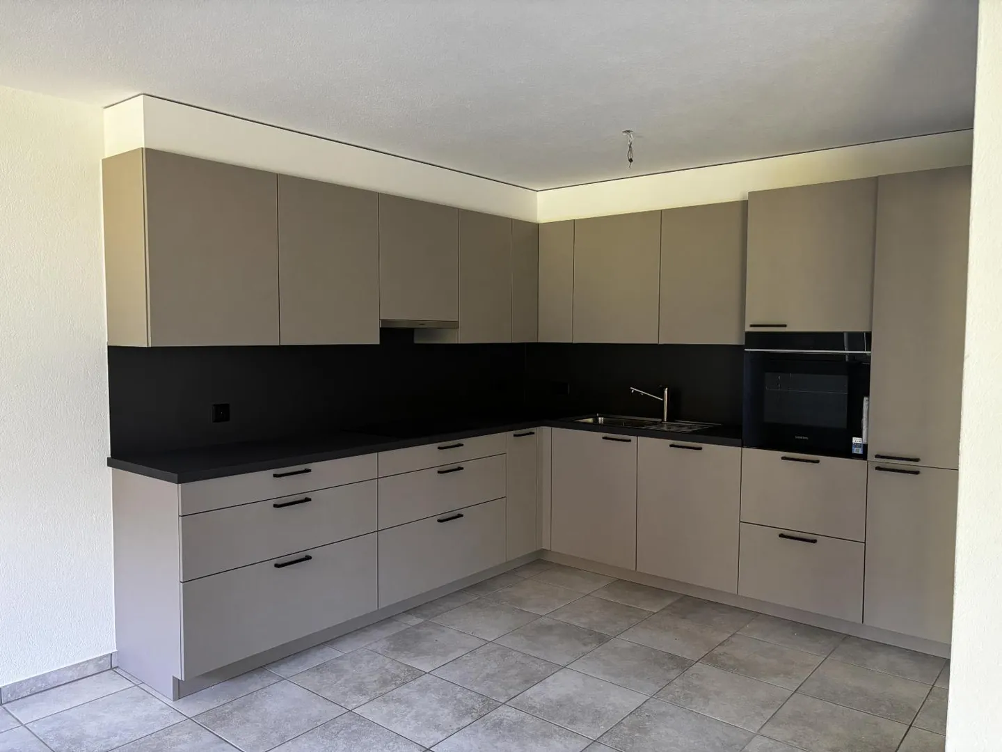 Appartement rénové avec terrasse - Photo 1 sur 13