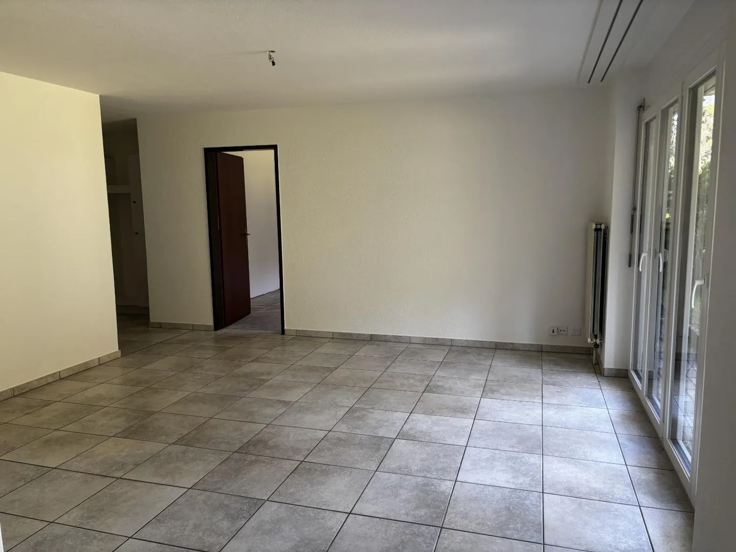 Appartement rénové avec terrasse - Photo 2 sur 13