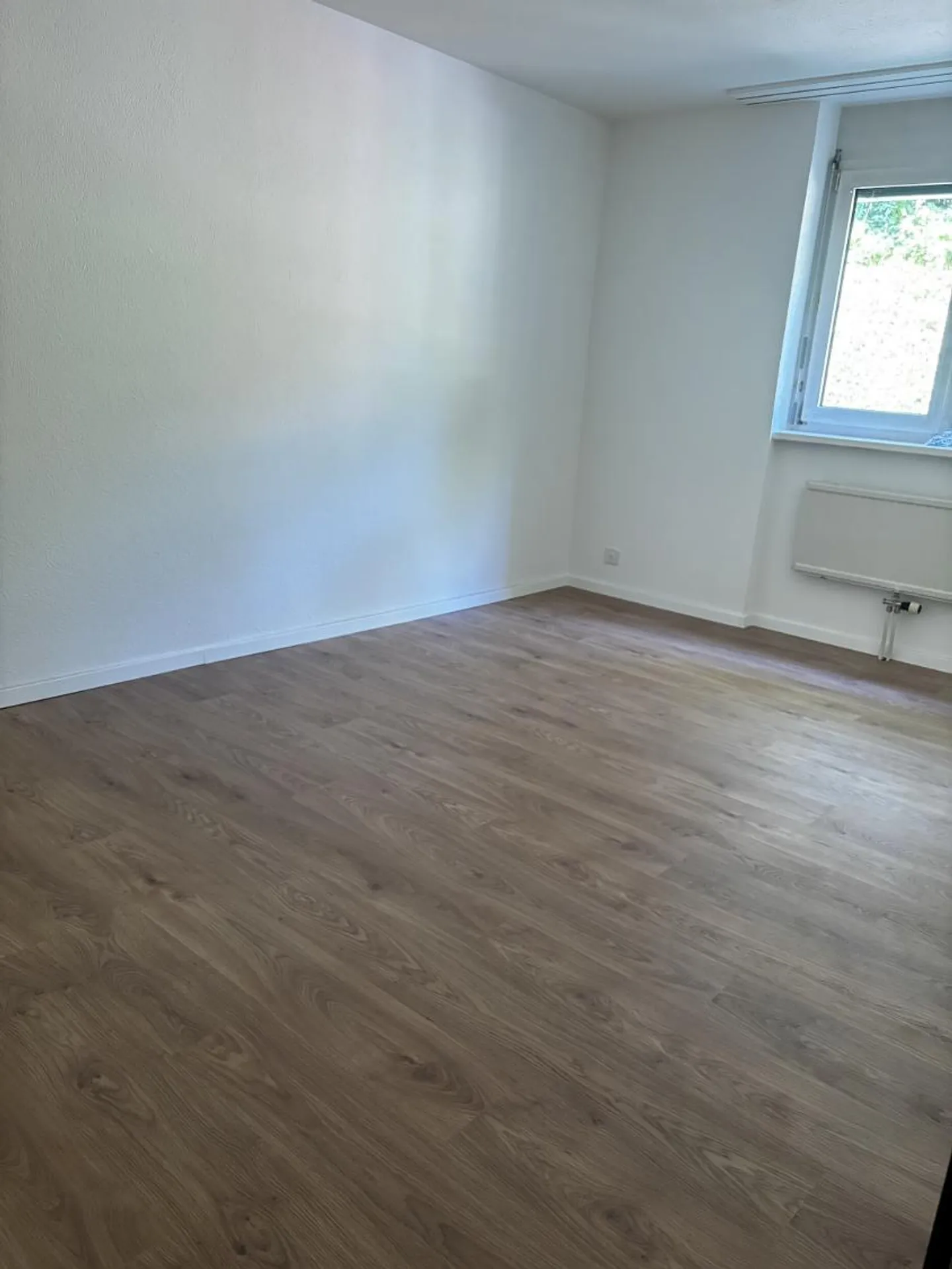 Appartement rénové avec terrasse - Photo 3 sur 13