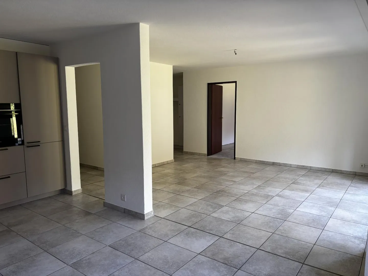 Appartement rénové avec terrasse - Photo 5 sur 13
