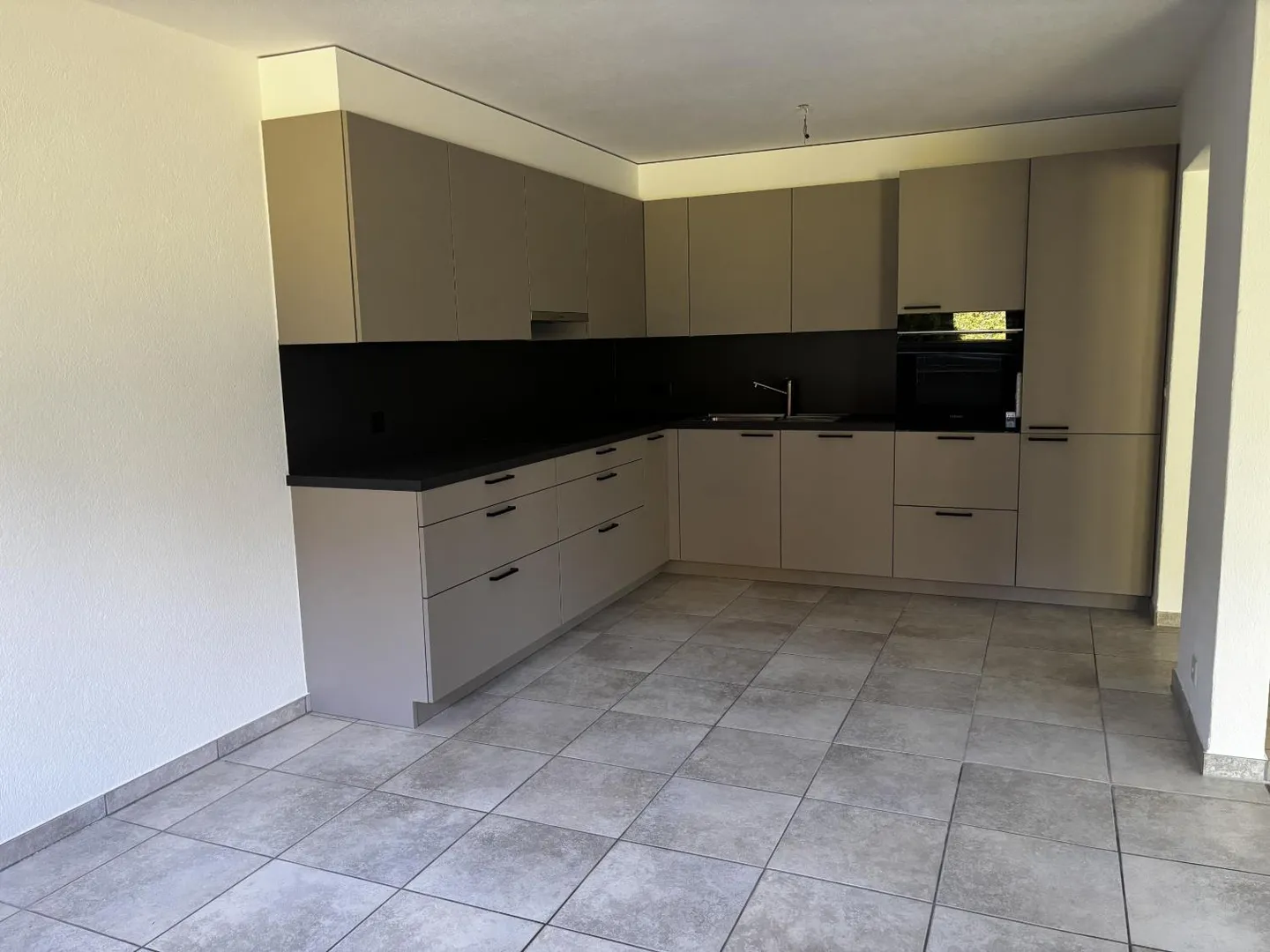 Appartement rénové avec terrasse - Photo 8 sur 13
