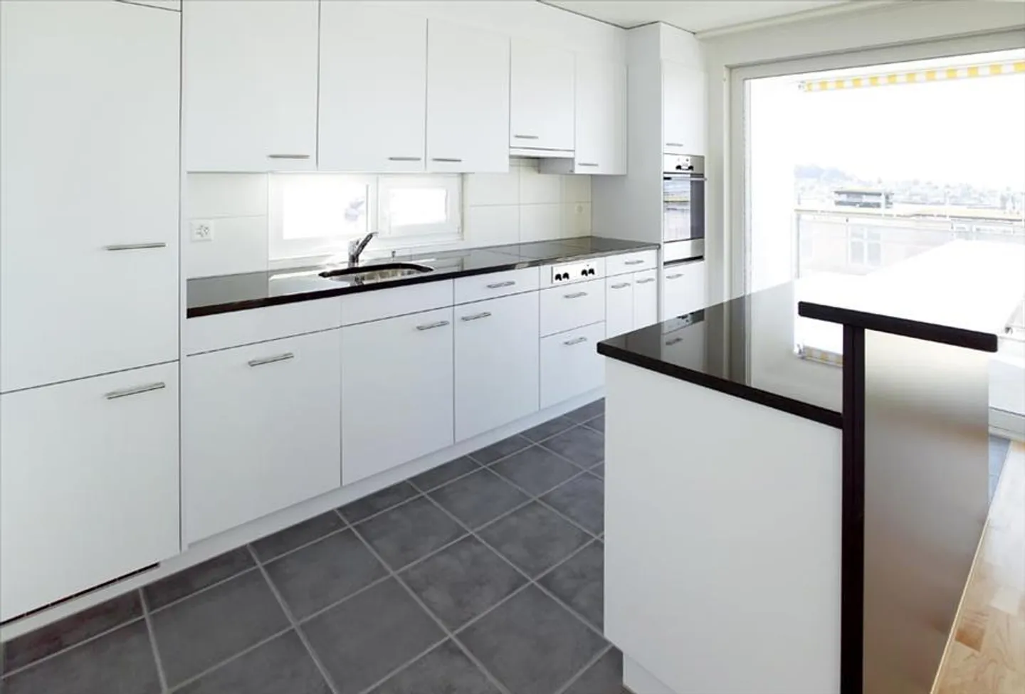 Like-new apartment in a quiet location! - Photo 3 of 6