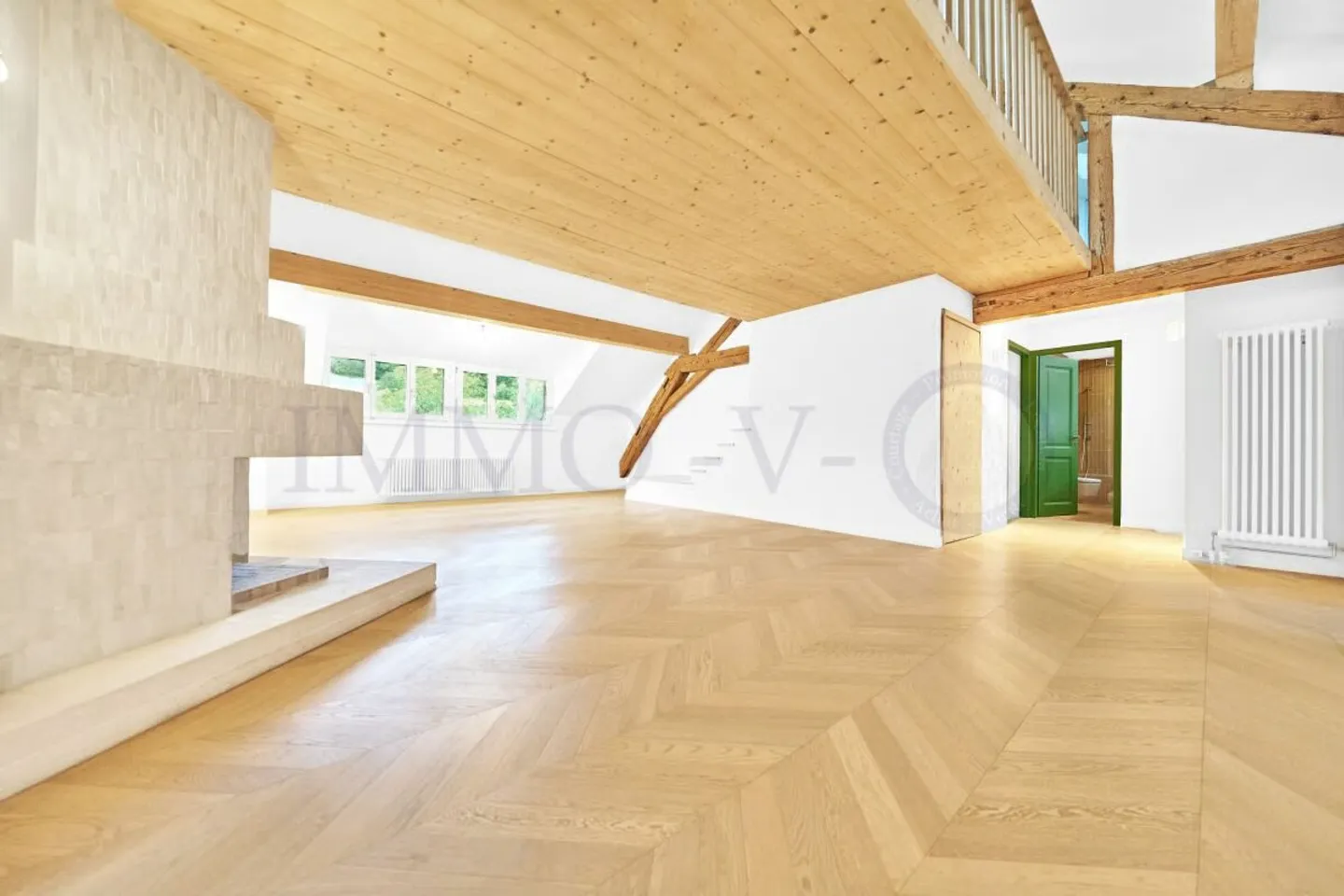 SPACIEUX ATTIQUE RENOVE DE STANDING AVEC EMPLACEMENT IDEAL - Photo 1 of 10