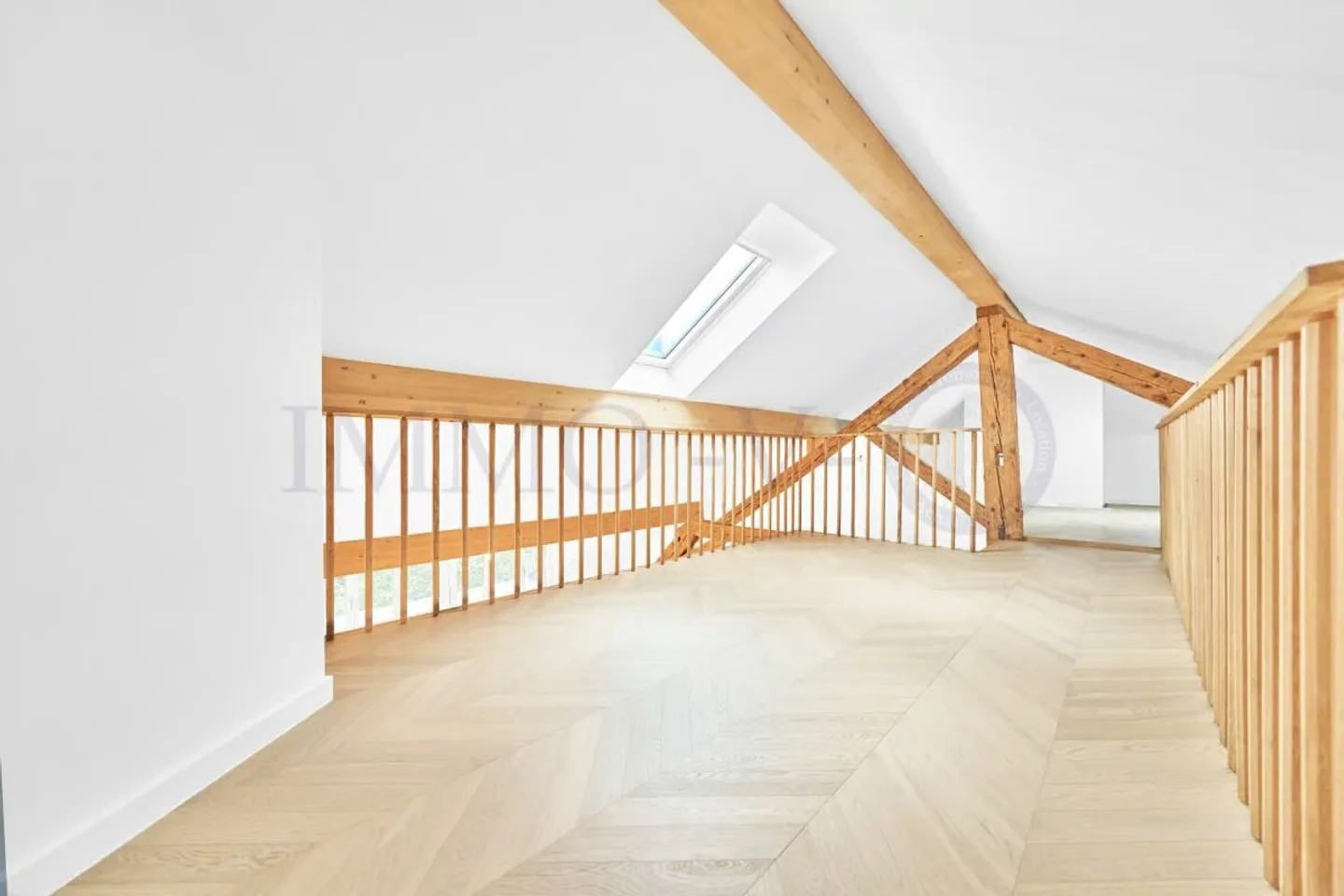 SPACIEUX ATTIQUE RENOVE DE STANDING AVEC EMPLACEMENT IDEAL - Photo 3 of 10