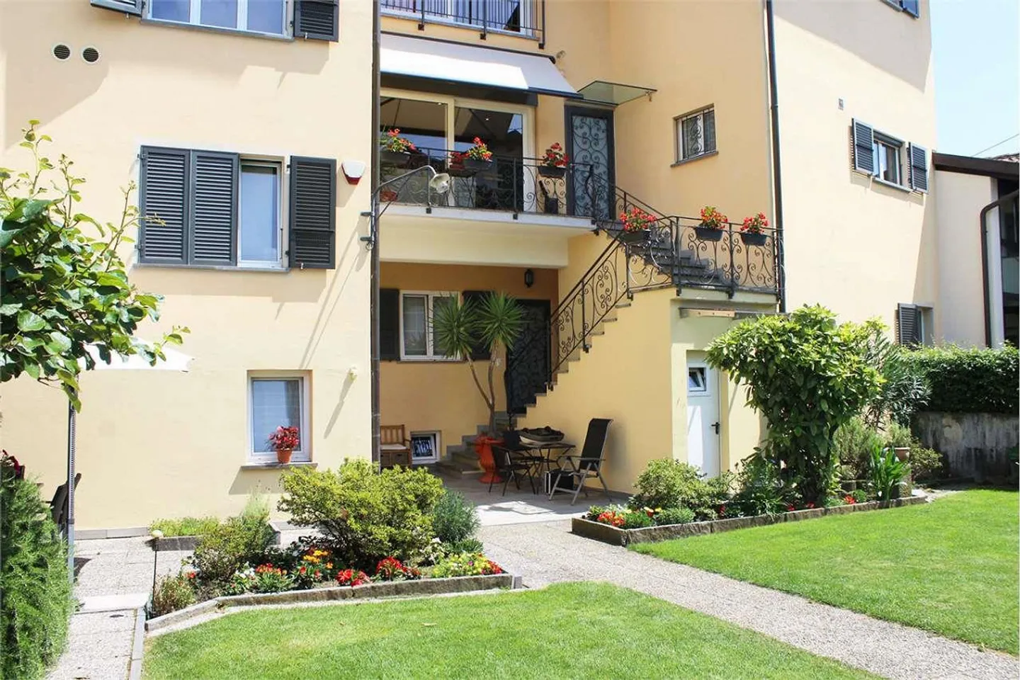 Casa bifamiliare spaziosa con giardino - Foto 1 di 11