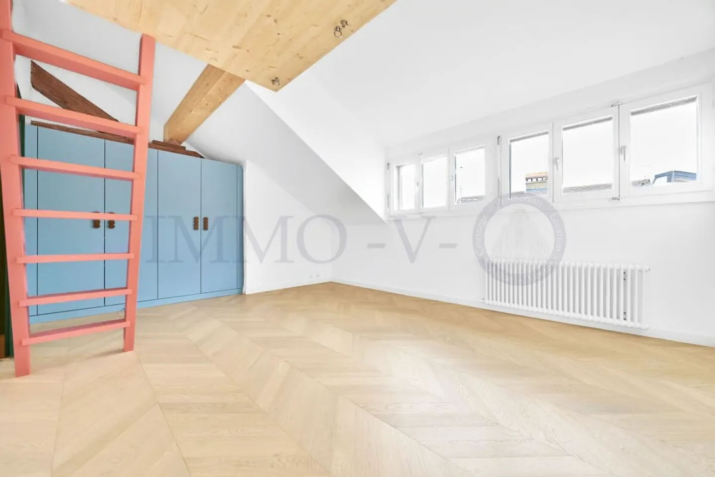 SPACIEUX ATTIQUE RENOVE DE STANDING AVEC EMPLACEMENT IDEAL - Photo 7 of 10