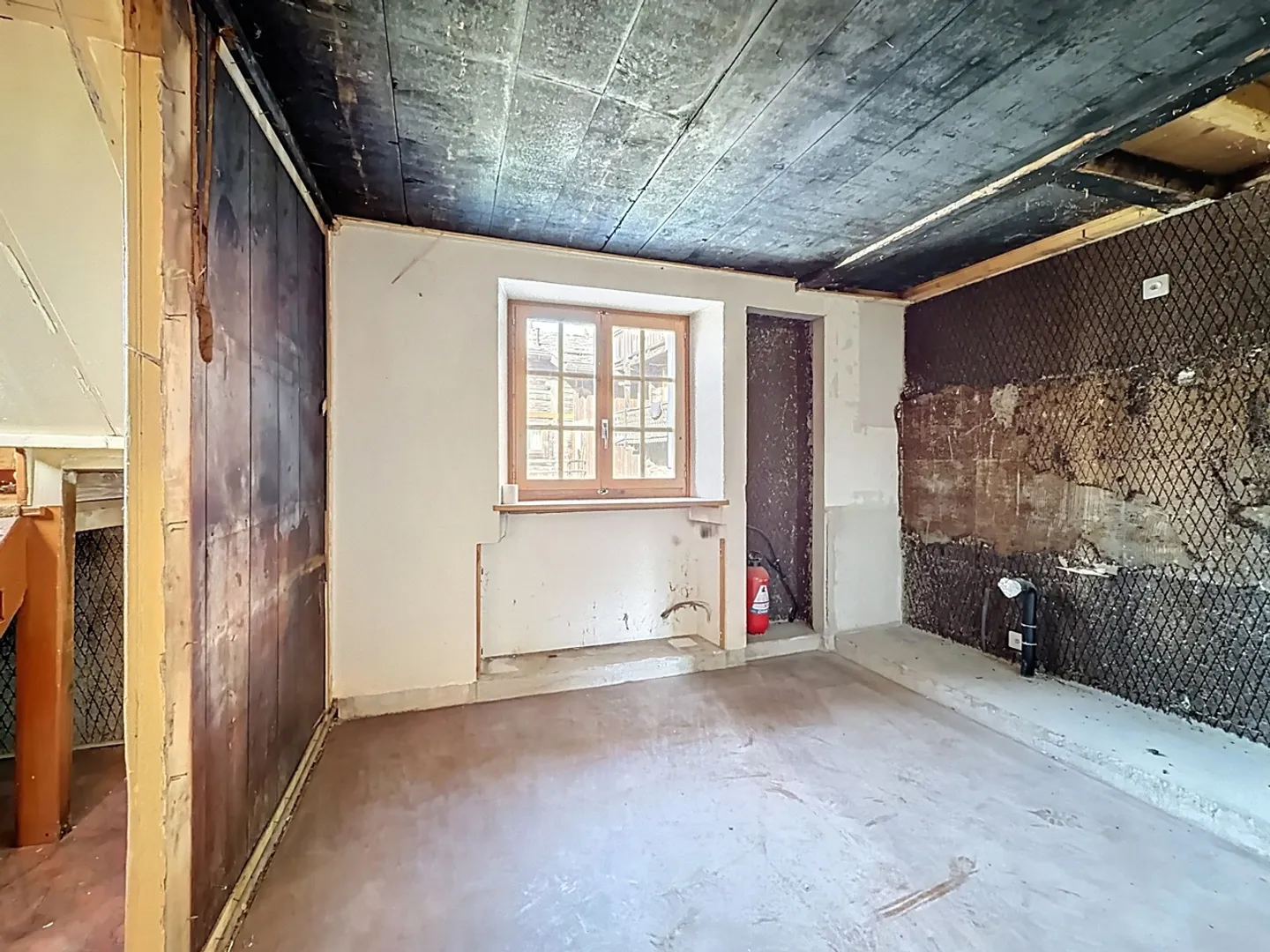 Chalet to renovate – The soul of an alpine barn in Sarreyer - Photo 10 of 15