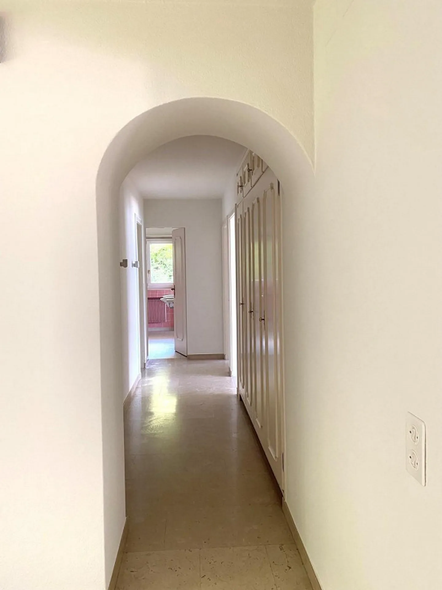 Appartement spacieux de 3 pièces dans un emplacement privilégié - Photo 3 sur 10