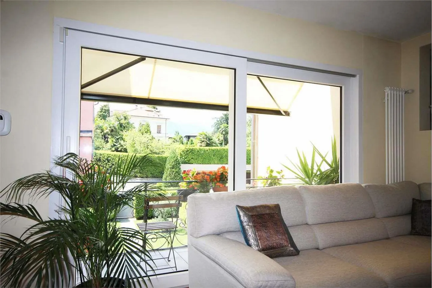 Casa bifamiliare spaziosa con giardino - Foto 3 di 11