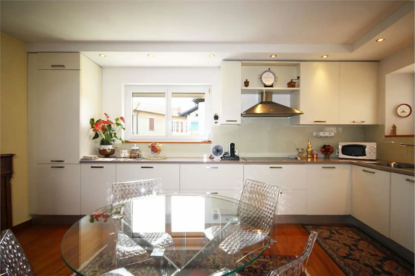 Casa bifamiliare spaziosa con giardino - Foto 4 di 11