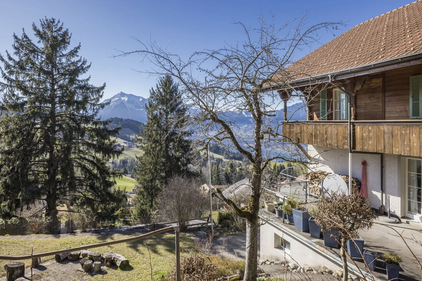 LARGE PROPERTIES - A charming house with plenty of space and potential in a unique location. - Photo 2 of 12