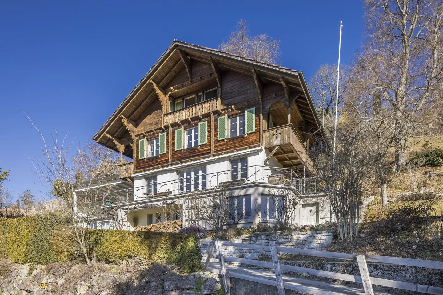 LARGE PROPERTIES - A charming house with plenty of space and potential in a unique location. - Photo 3 of 12