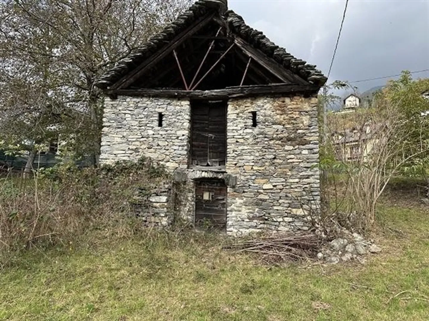 Rustique de 3 pièces à développer dans un emplacement très calme et ensoleillé - Photo 2 sur 10