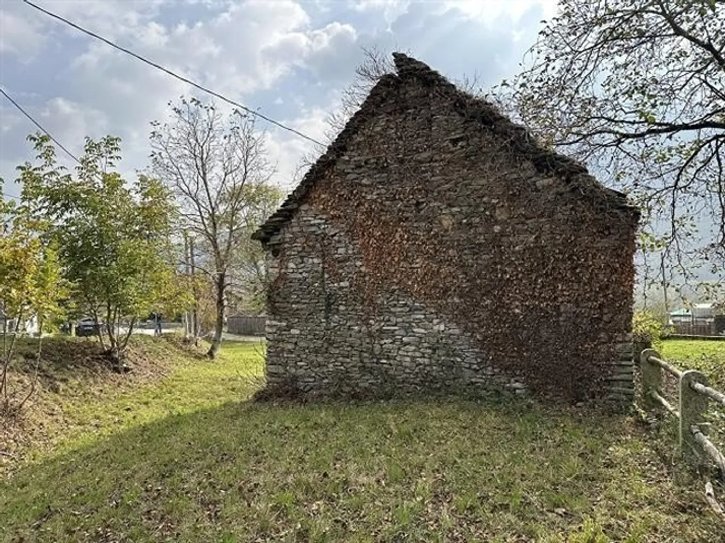 Rustique de 3 pièces à développer dans un emplacement très calme et ensoleillé - Photo 3 sur 10