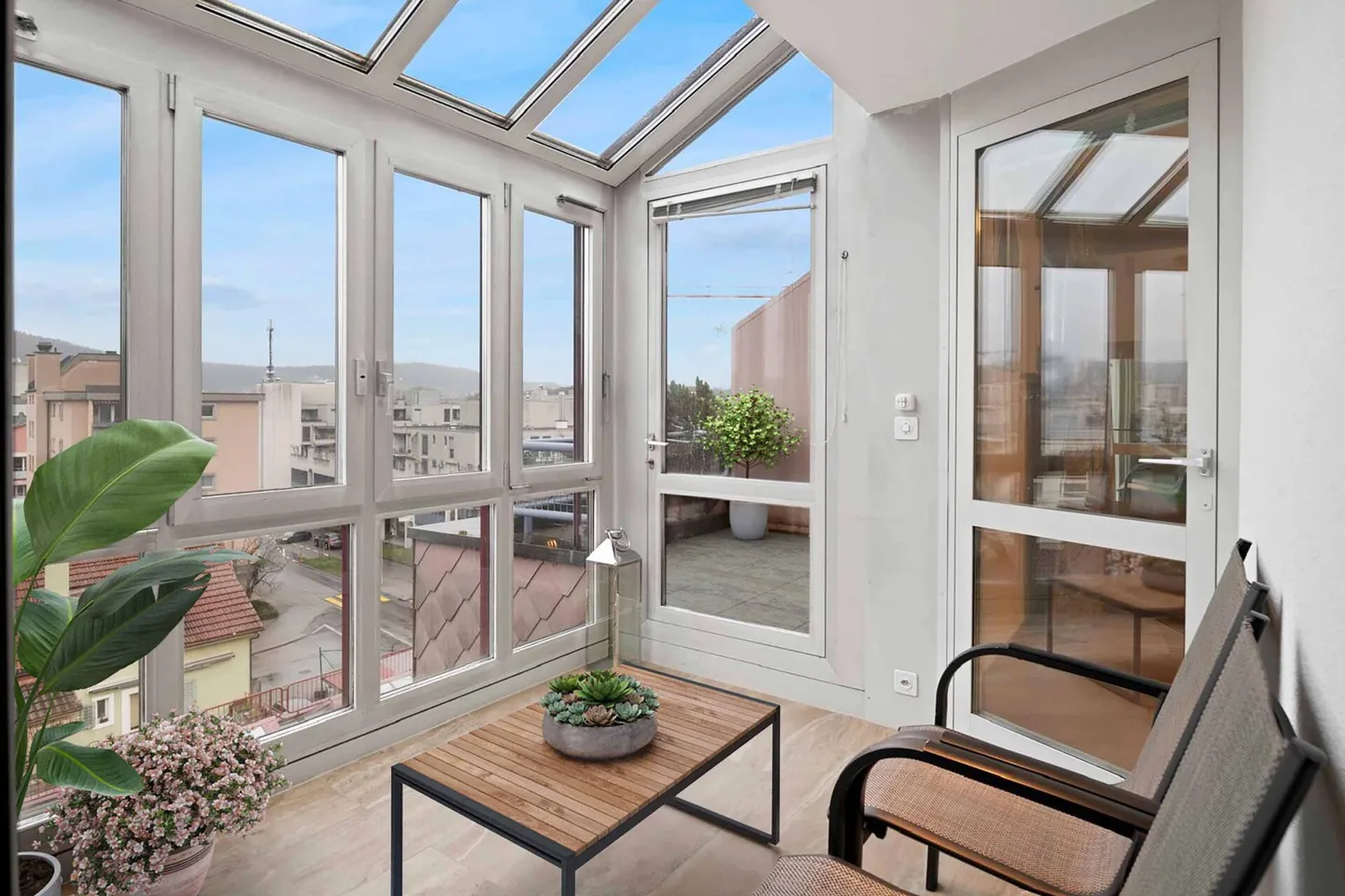 Renovierte Maisonette-Wohnung im Baurecht - Zentral gelegen mit Aussicht und Cheminée - Foto 10 di 10