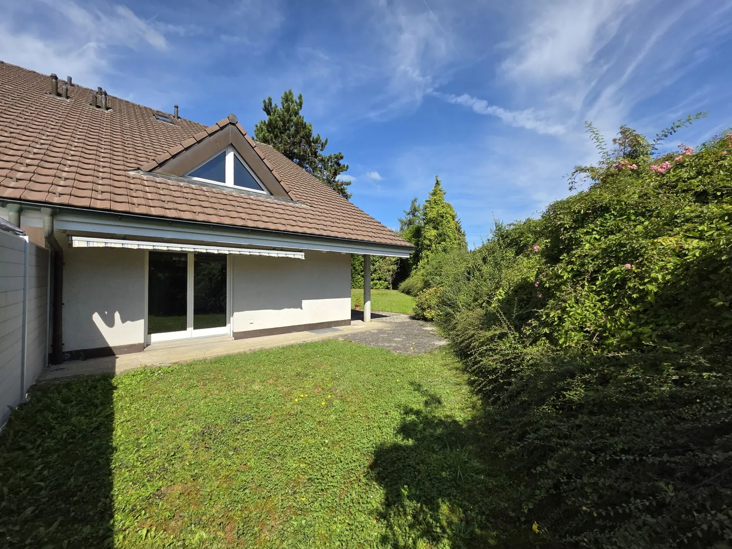 Your new family happiness! Spacious 5.5-room semi-detached house in Rudolfstetten - Photo 3 of 15