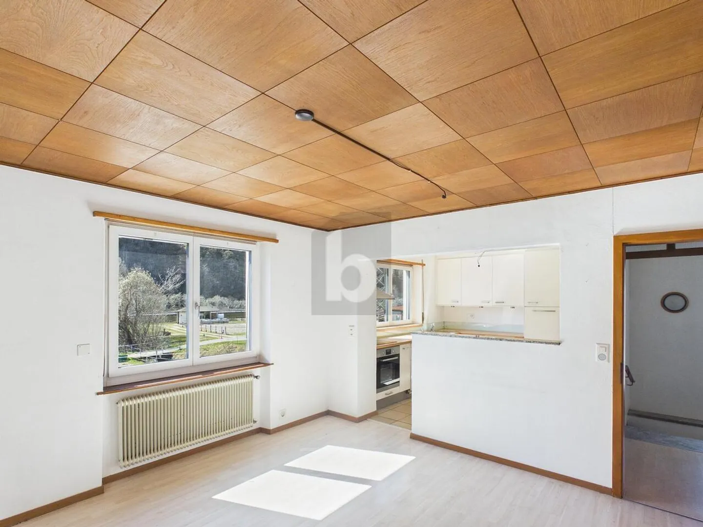 GERÄUMIG UND EINLADEND MIT GARTEN - Foto 2 von 6