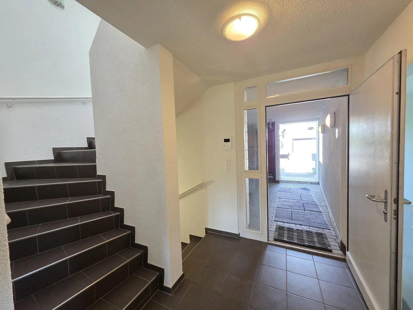 Your new family happiness! Spacious 5.5-room semi-detached house in Rudolfstetten - Photo 6 of 15