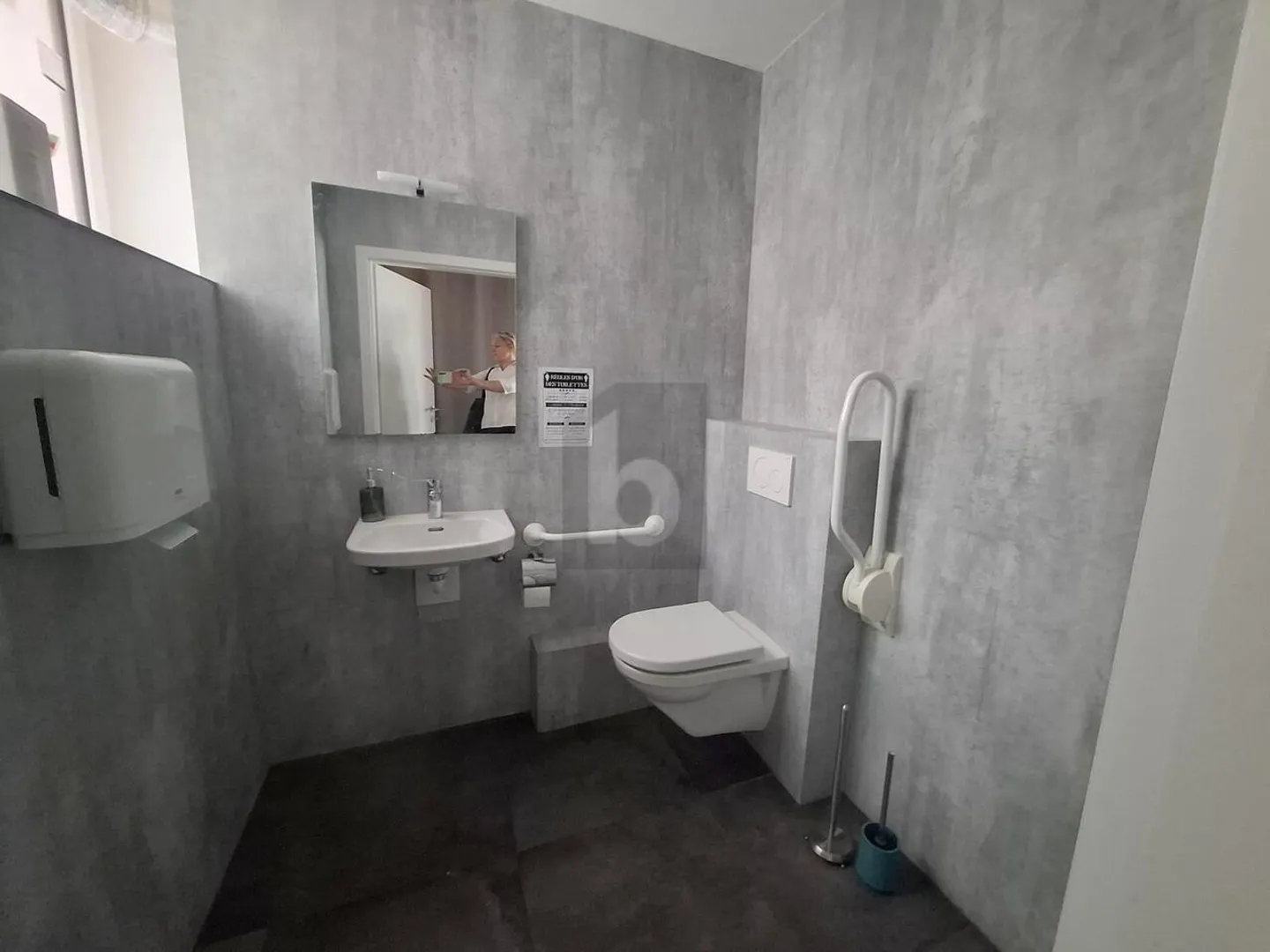 SPACIOUS AND VERY MODERN - Photo 5 of 6