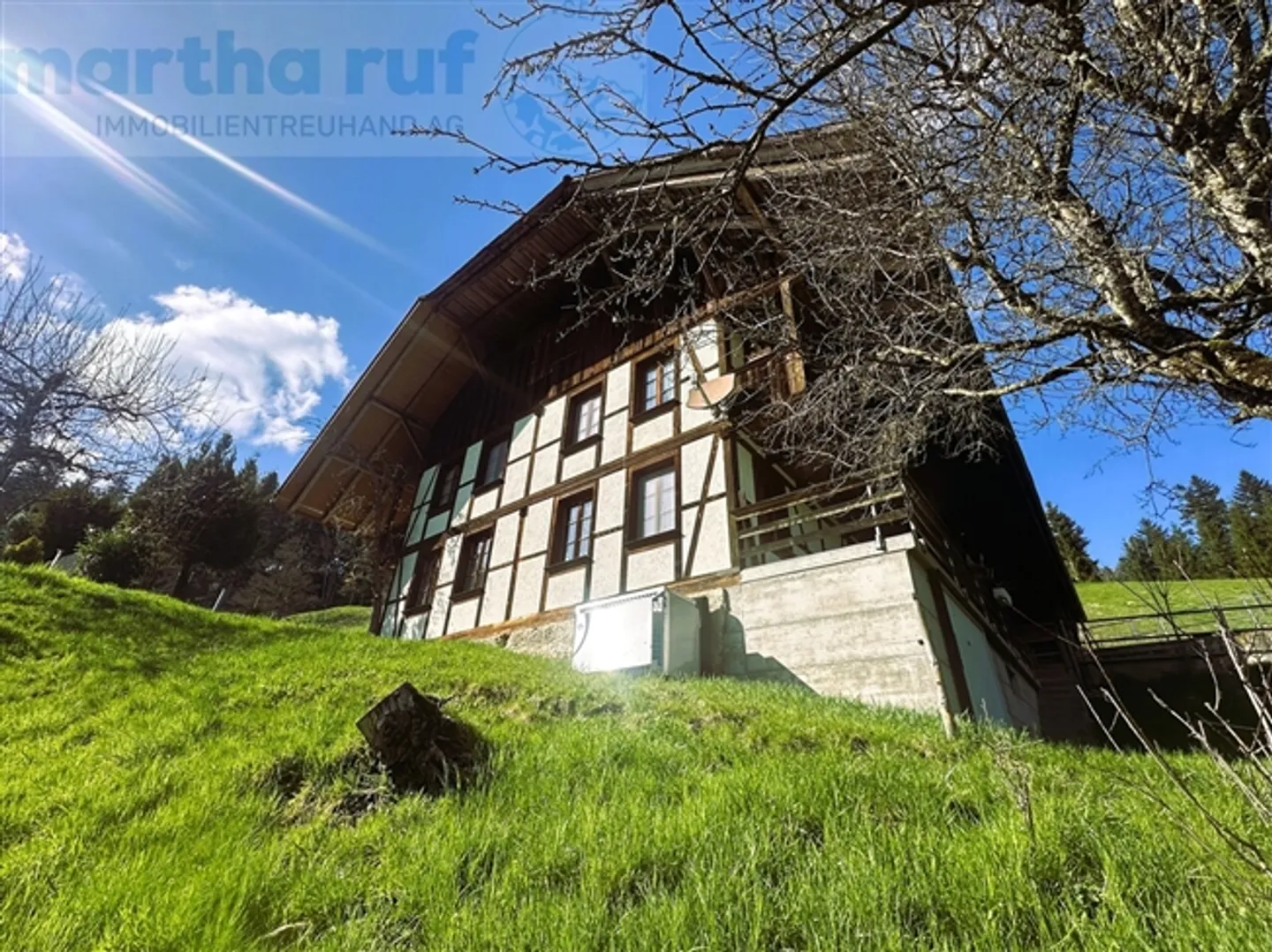 Maison bifamiliale avec grange et étable, entourée de forêts et de prairies - Photo 1 sur 18