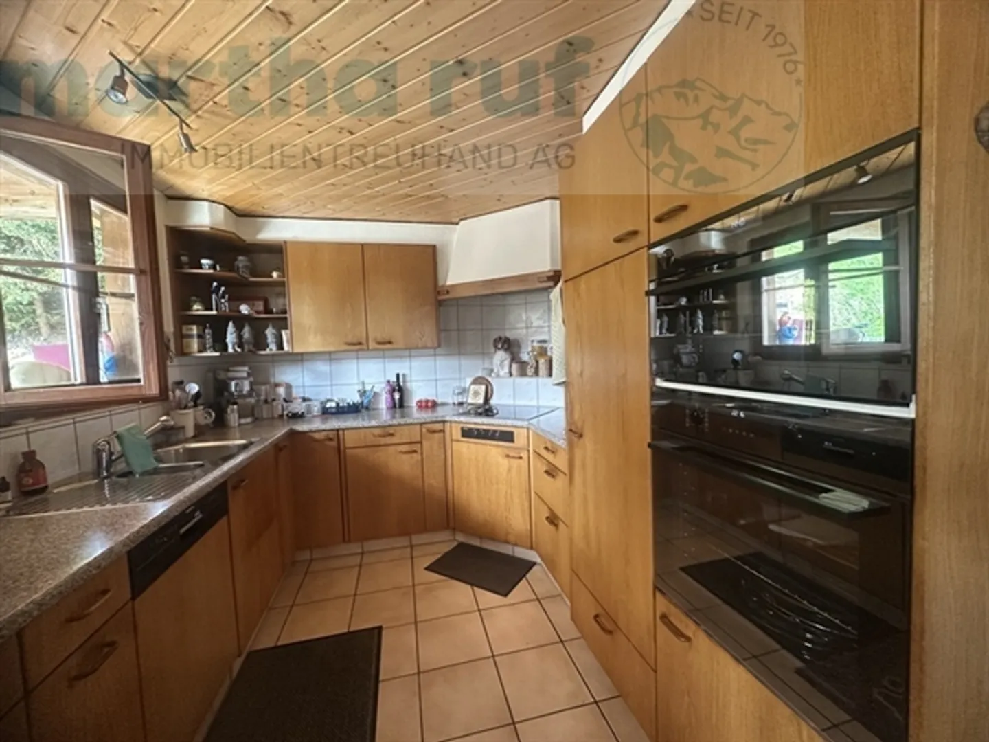 Maison bifamiliale avec grange et étable, entourée de forêts et de prairies - Photo 2 sur 18