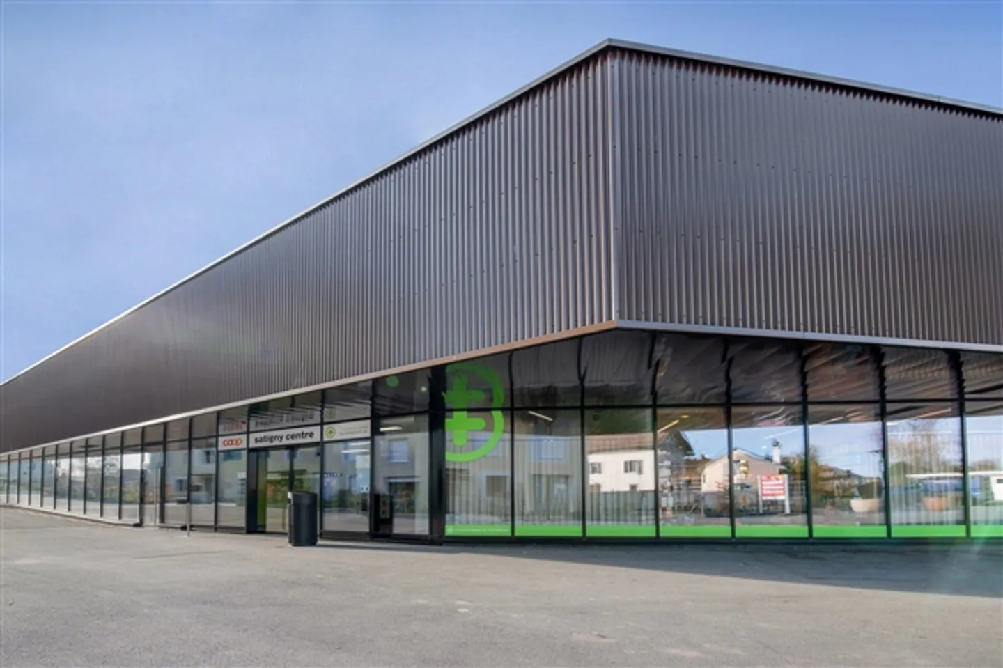 Arcade de 100 m2 au centre de Satigny - Photo 1 sur 5