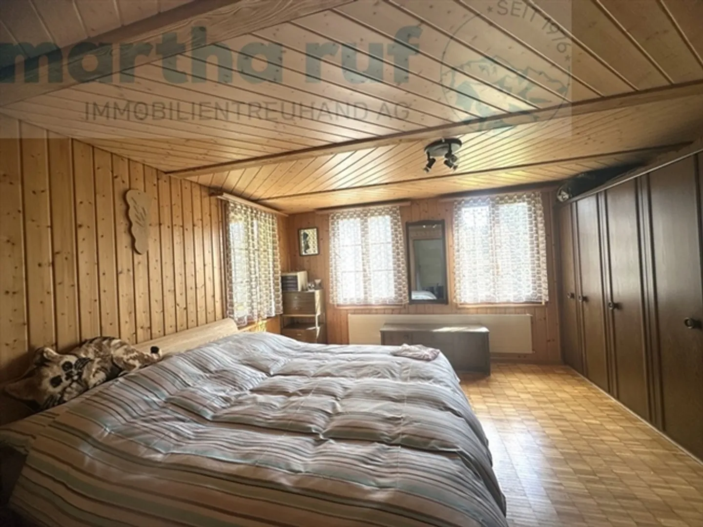 Maison bifamiliale avec grange et étable, entourée de forêts et de prairies - Photo 5 sur 18