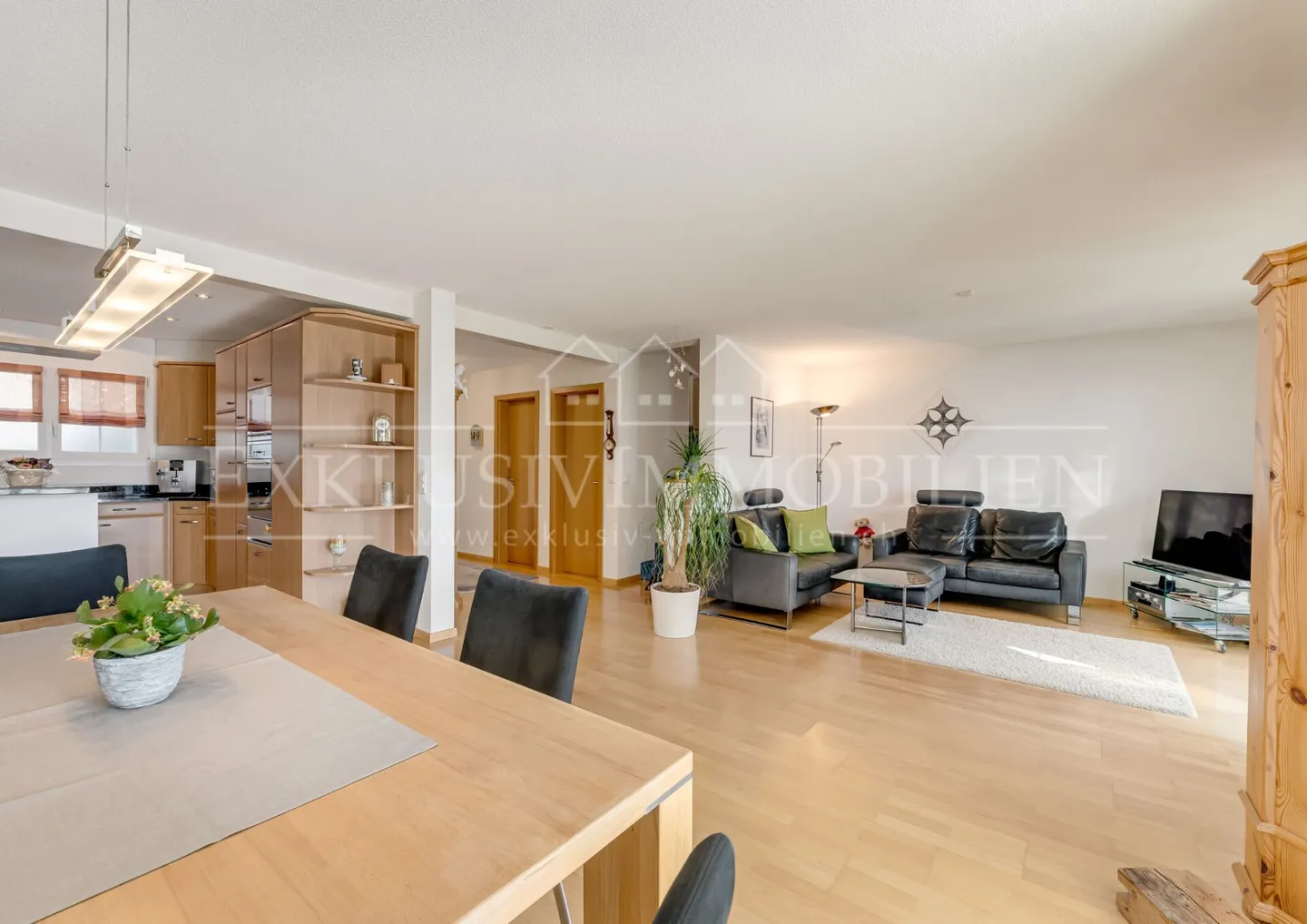 Charmantes Doppeleinfamilienhaus mit Seeblick - Foto 2 von 9