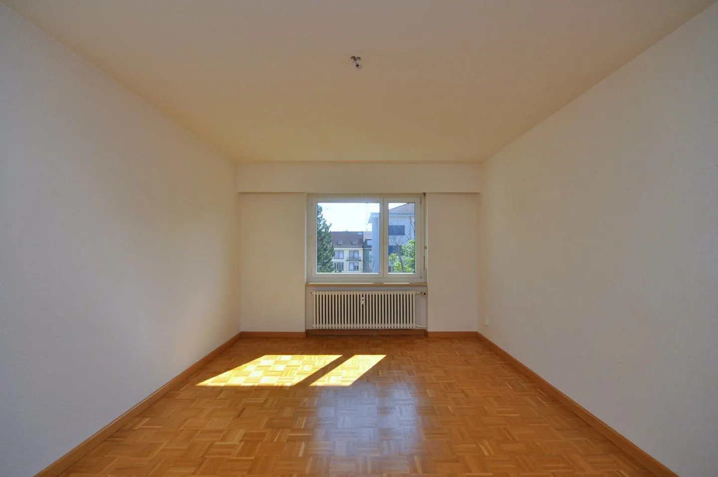 Appartement moderne 2 pièces dans le quartier Iselin - Photo 2 sur 7