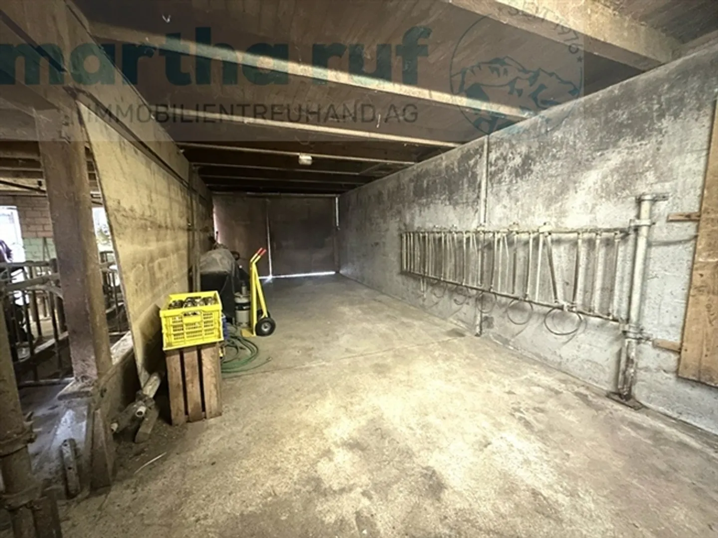 Maison bifamiliale avec grange et étable, entourée de forêts et de prairies - Photo 16 sur 18