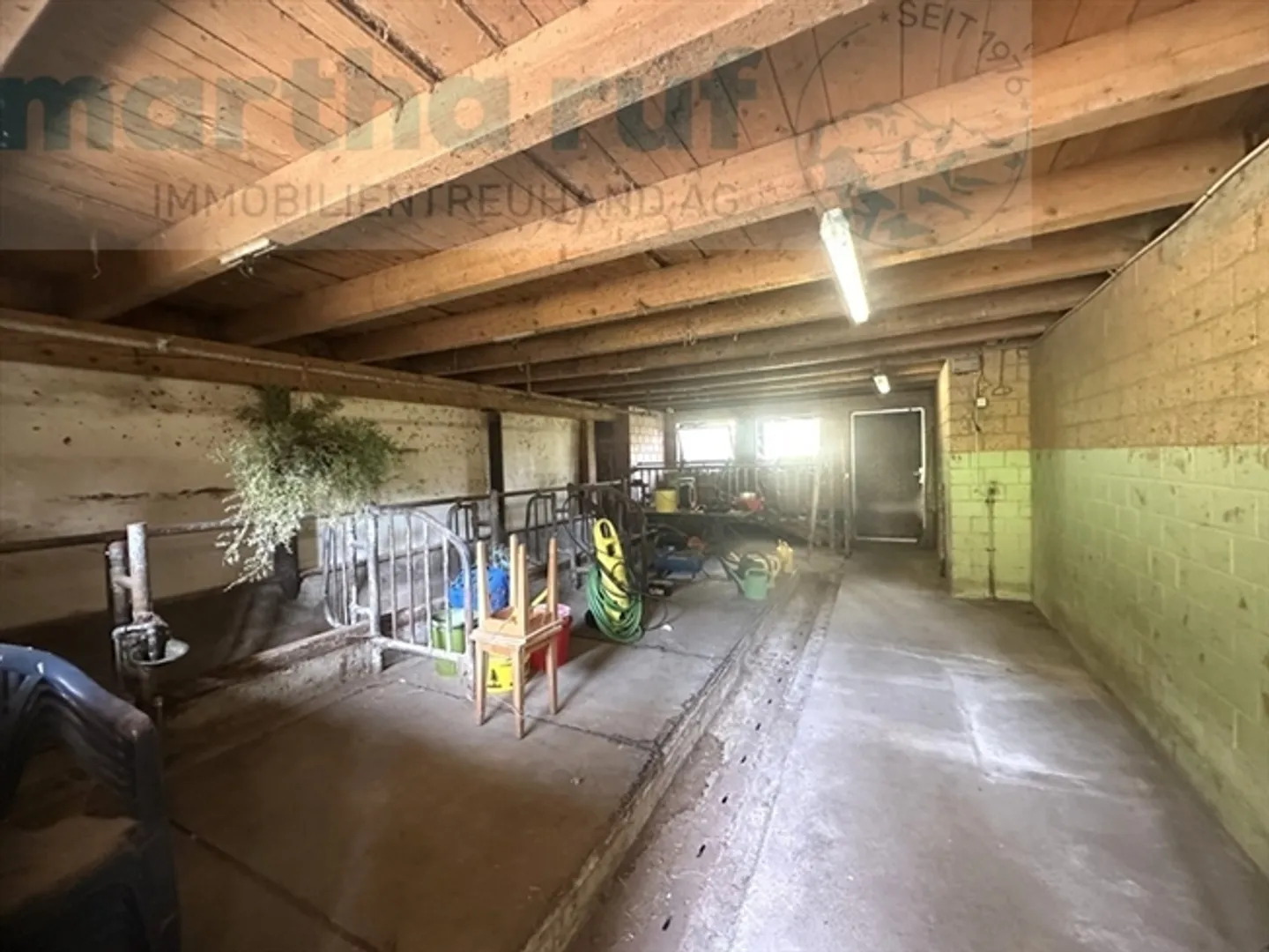 Maison bifamiliale avec grange et étable, entourée de forêts et de prairies - Photo 17 sur 18