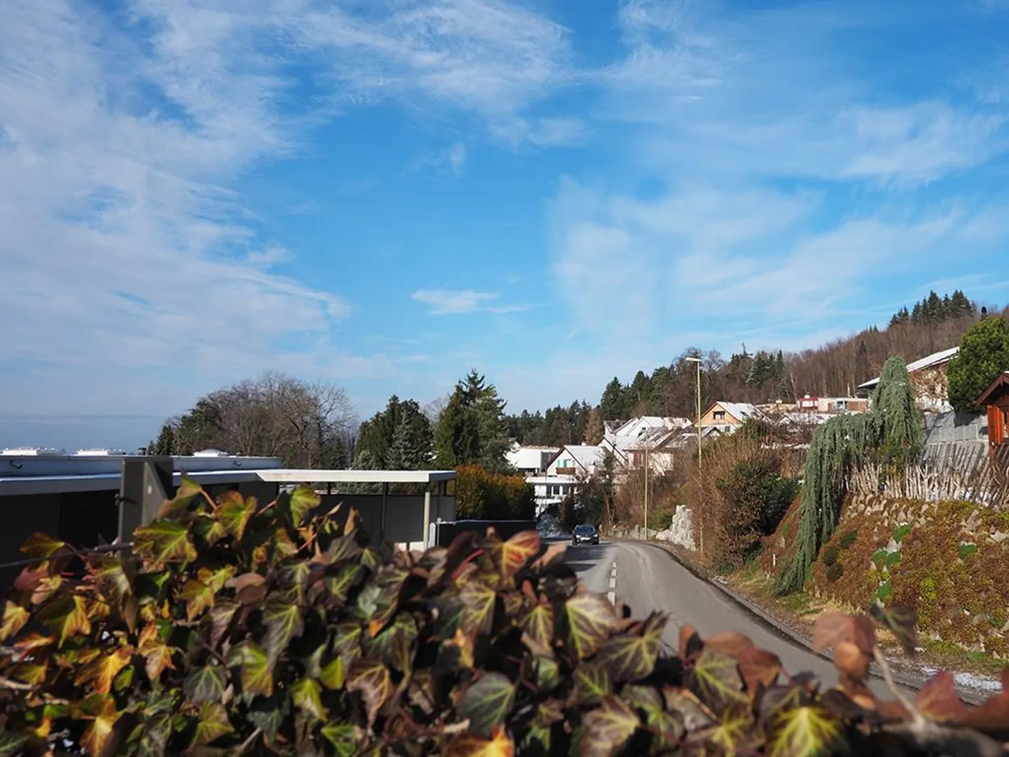 HINWIL NORTH - INTERESTING MAISONETTE APARTMENT - 2.5 ROOMS - Photo 1 of 4