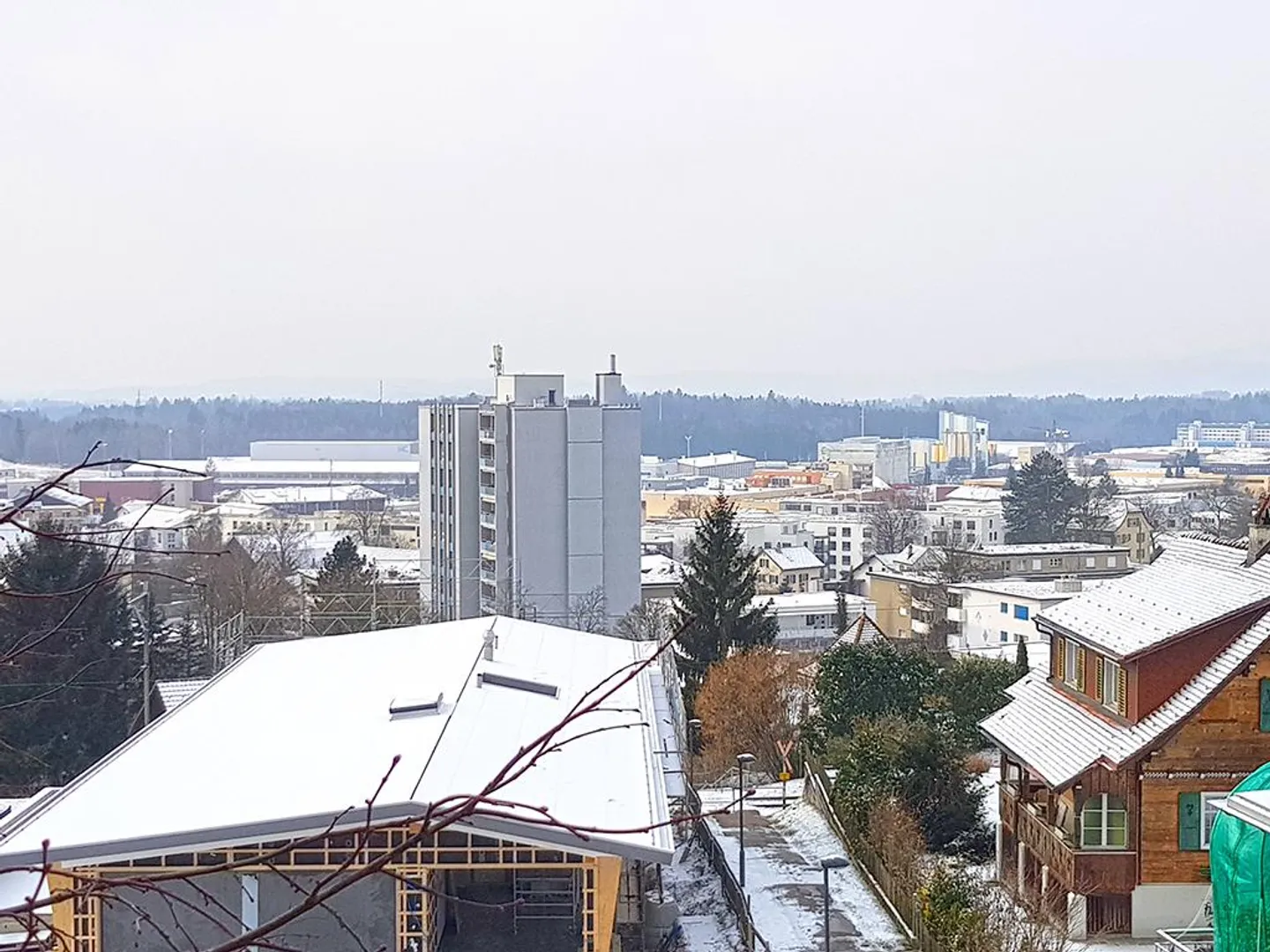 HINWIL NORTH - INTERESTING MAISONETTE APARTMENT - 2.5 ROOMS - Photo 2 of 4