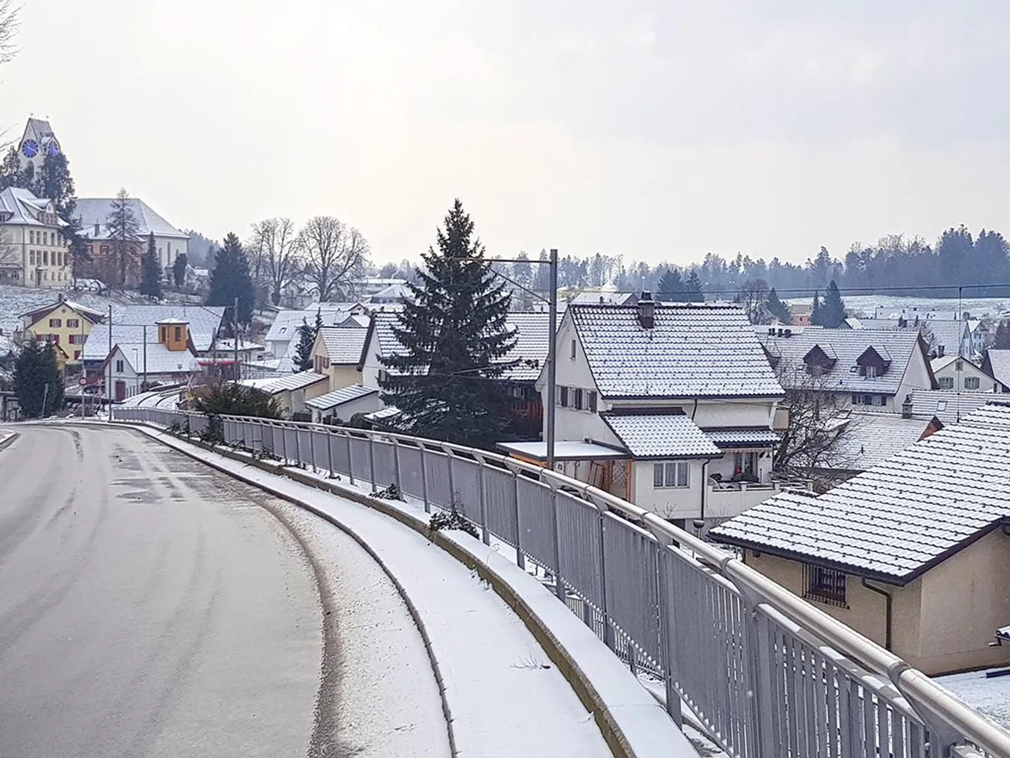 HINWIL NORTH - INTERESTING MAISONETTE APARTMENT - 2.5 ROOMS - Photo 4 of 4