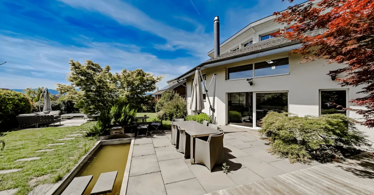 Atypical and bright architect-designed villa in a green setting - Photo 1 of 11