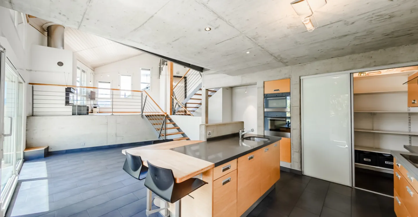 Atypical and bright architect-designed villa in a green setting - Photo 2 of 11