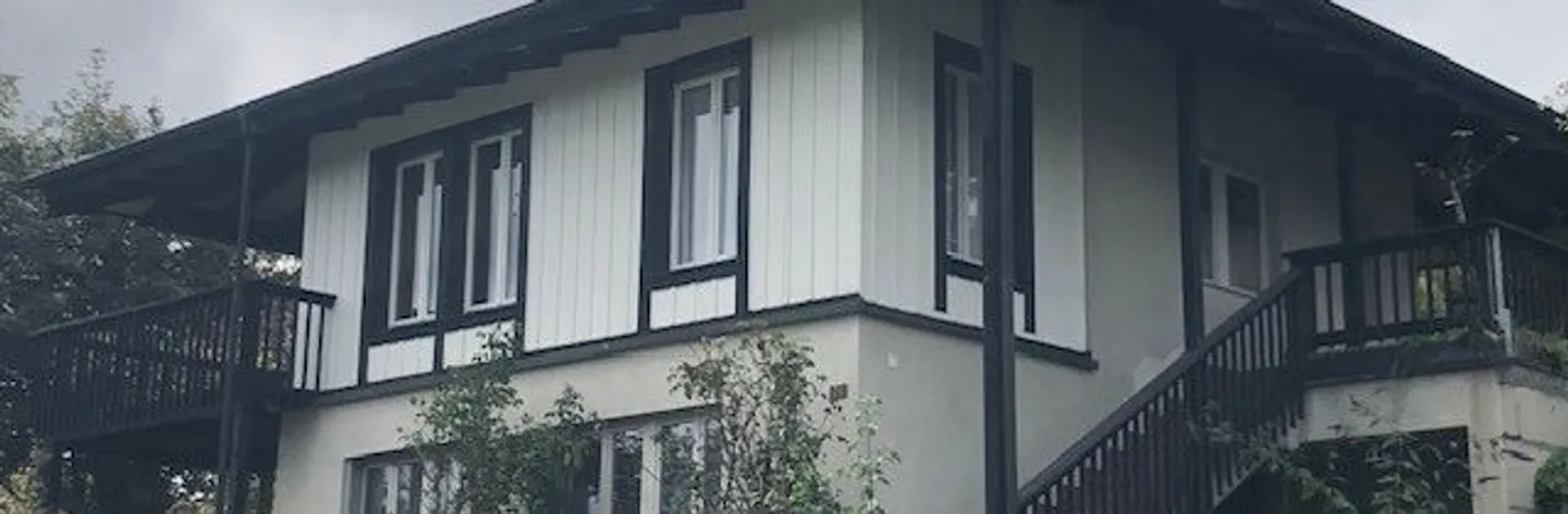 Casa con appartamento separato e grande appezzamento di terreno con vista unica sul verde - Foto 1 di 5