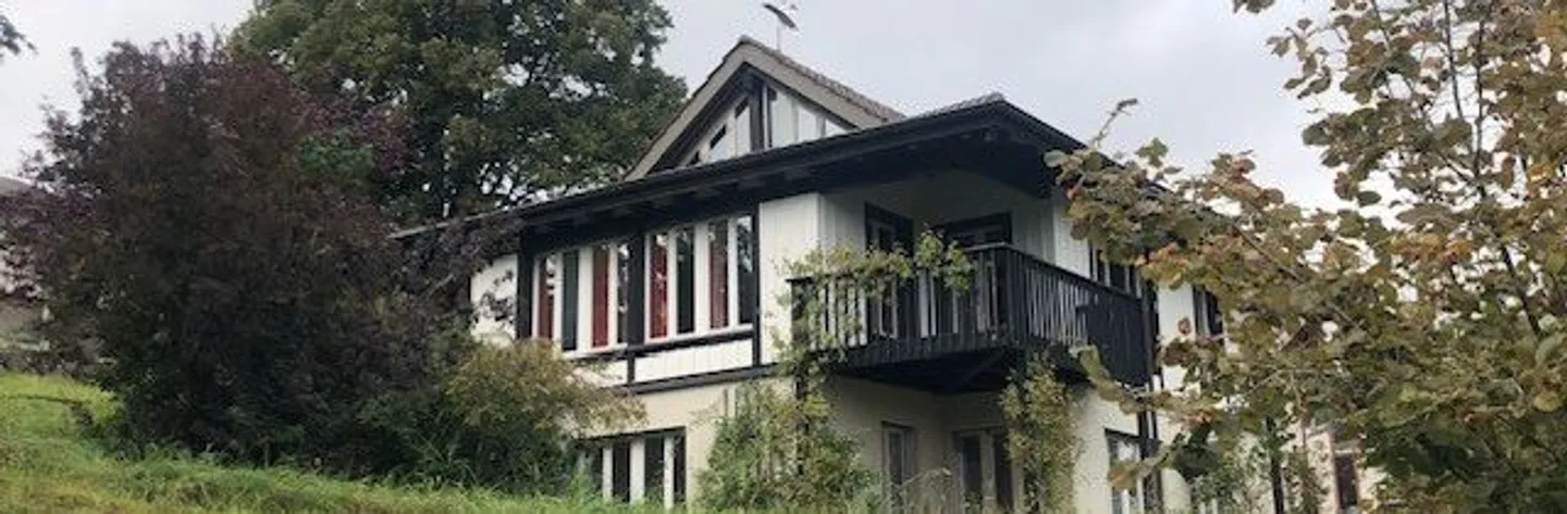 Casa con appartamento separato e grande appezzamento di terreno con vista unica sul verde - Foto 2 di 5