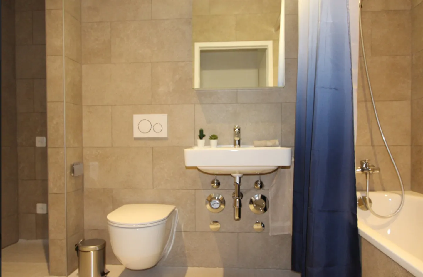 Brand-New 5-Room Apartment - Photo 12 of 13