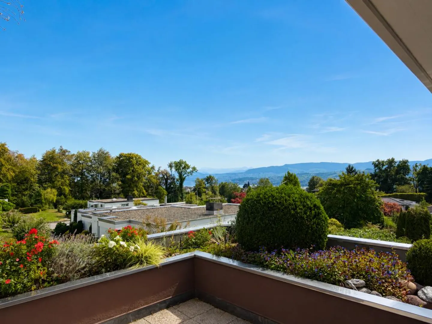 4.5-Zimmer-Terrassenhaus mit 180-Grad See- und Weitsicht! - Photo 4 of 12