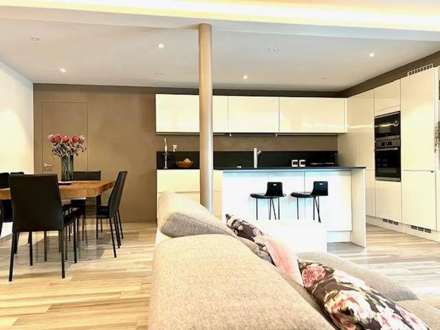 Casa bifamiliare elegante con giardino - Foto 4 di 13