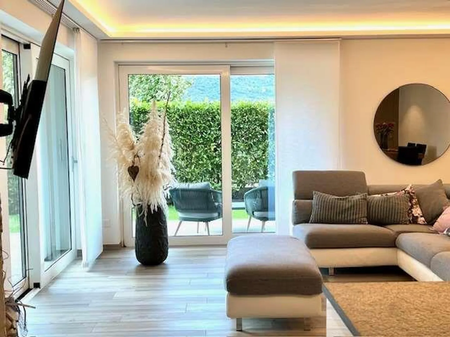 Casa bifamiliare elegante con giardino - Foto 3 di 13