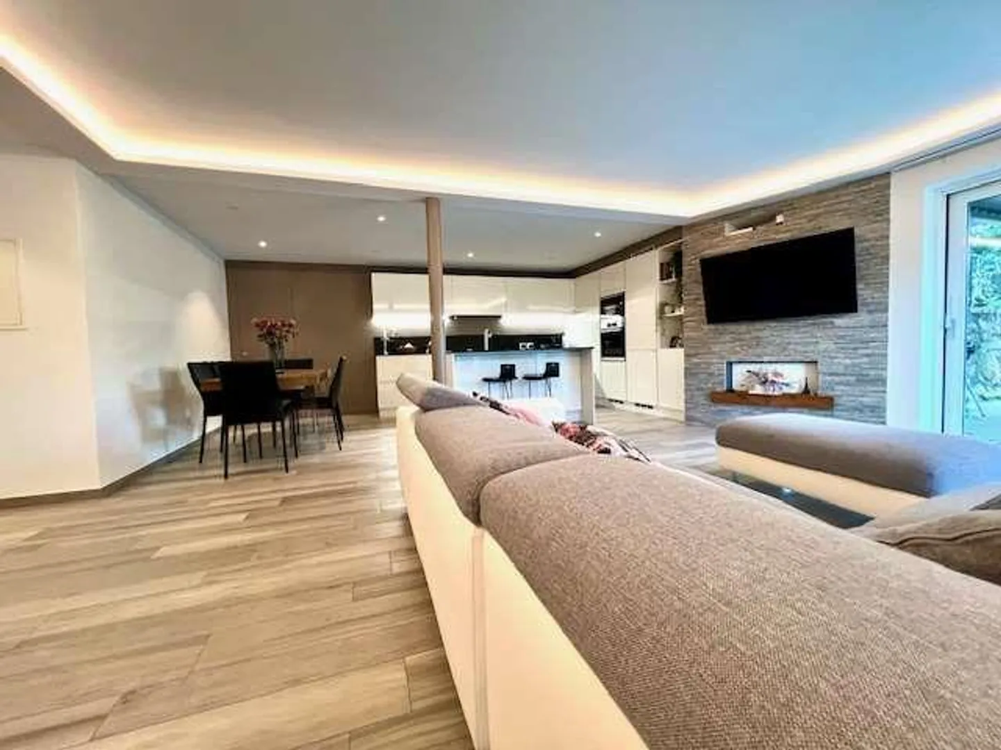 Casa bifamiliare elegante con giardino - Foto 6 di 13