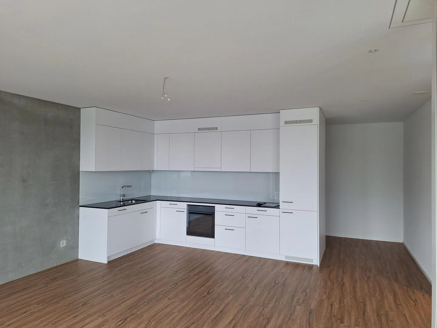 Appartement lumineux de 2,5 pièces avec grande loggia - Photo 2 sur 6