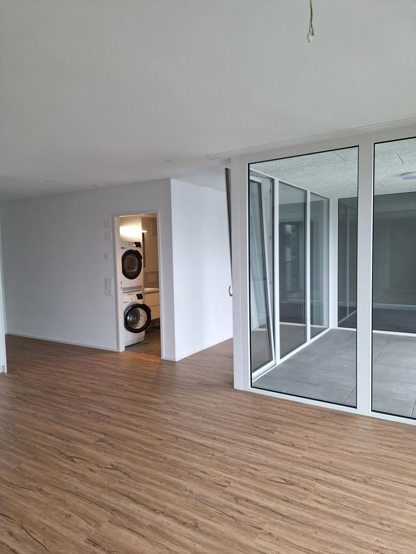 Appartement lumineux de 2,5 pièces avec grande loggia - Photo 3 sur 6