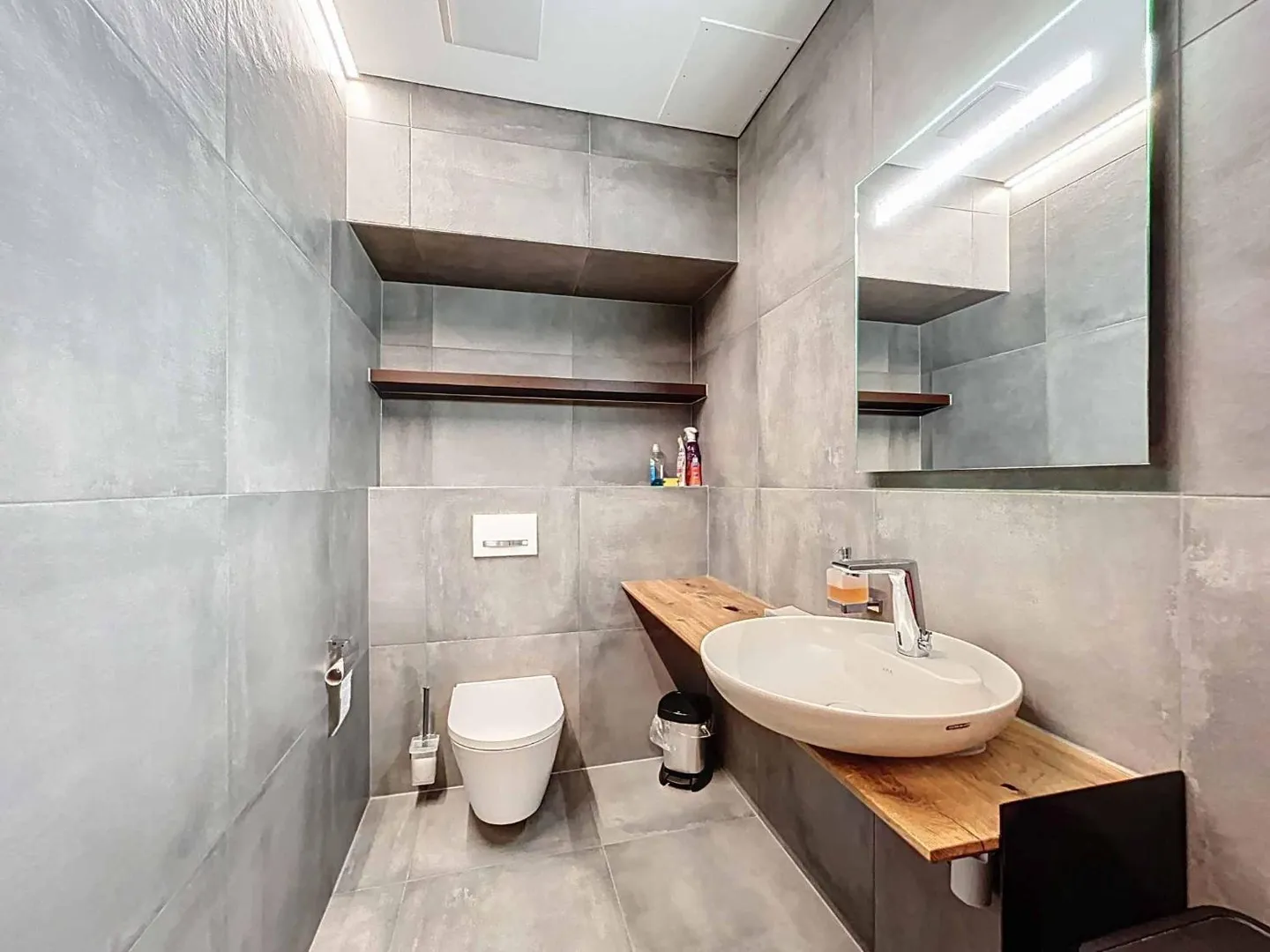 Surface de 98 m² habitables avec terrasse, espace polyvalent à fort potentiel - Photo 7 sur 8